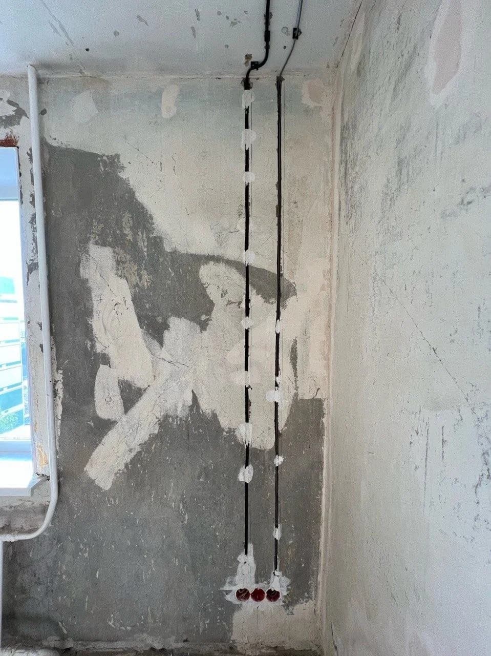 Кабельные спуски к подрозетникам возле окна